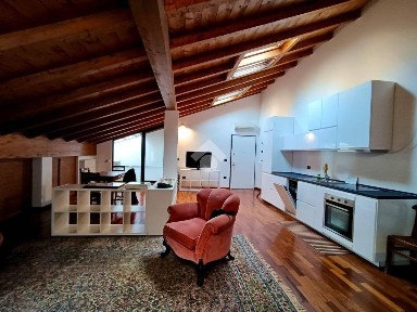 Mansarda V.Giovanni Chiassi, Centro, Mantova