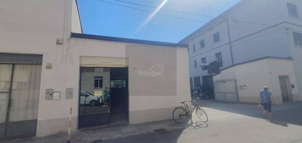 Piacenza, Infrangibile, Via Umberto Locati