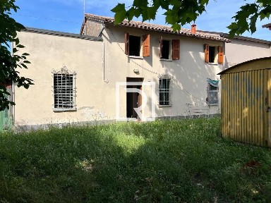 Trilocale santa caterina 15, Russi