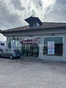 Locale commerciale in Vendita