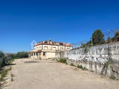 Capannone in Affitto