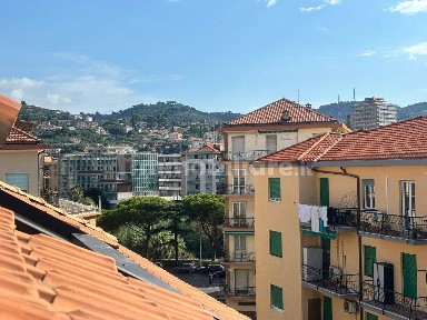 Quadrilocale buono stato, quarto piano, Porto Maurizio, Imperia