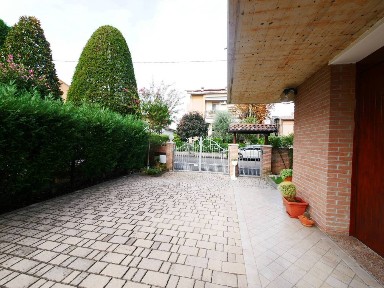 Villa a schiera via Landucci, Centro, Formigine