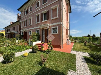 Villa plurifamiliare via Pier Fortunato Calvi 1, Centro, San Biagio di Callalta