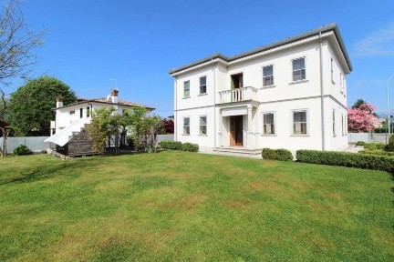 Villa unifamiliare via Monte Grappa 12, Centro, Caerano di San Marco