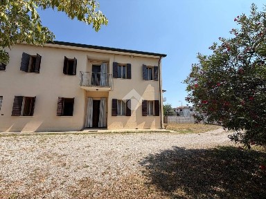 Villa bifamiliare via Fratelli Bandiera 2, Centro, Istrana