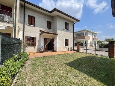 Villa bifamiliare via Brolo 21, Castelfranco Veneto