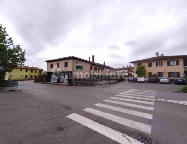 Villa all'asta Monsignor Candido Breda, Paese