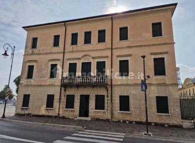 Villa all'asta corso Giuseppe Mazzini, Montebelluna