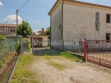 Villa unifamiliare via Dei Cedri, 22, Centro, Montebelluna
