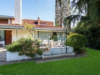 Villa bifamiliare via Roma, Dosson, Casier