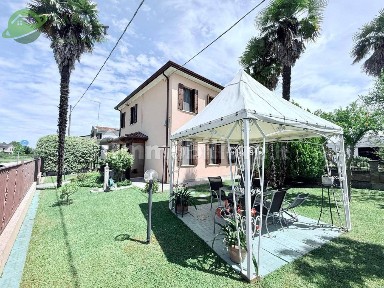 Villa bifamiliare via Sassi, Mazzocco, Mogliano Veneto
