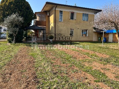 Villa unifamiliare via Sanluca, Centro, Paese