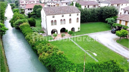 Caerano di San Marco, via rive