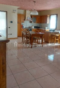Villa bifamiliare via Roma, Centro, Borso del Grappa