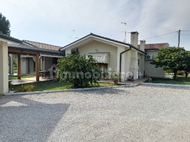 Villa bifamiliare via dei Sarin 15, Centro, Montebelluna