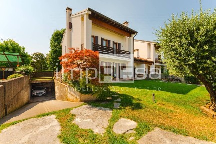 Villa bifamiliare, buono stato, 273 m², Montebelluna