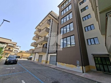 Quadrilocale via inghilterra, Tufolo, Farina, Crotone