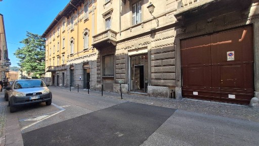 Locale commerciale con laboratorio in Vendita
