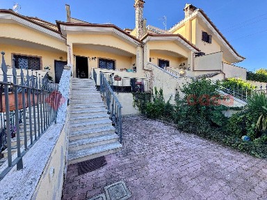 Villa a schiera via Virgilio Testa, 23, Torresina, Roma