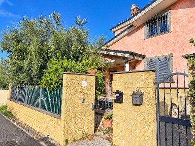 Villa a schiera via dei Grifi 61, Castelverde, Roma