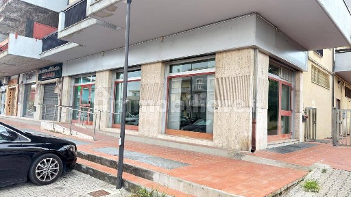 Locale commerciale in Affitto