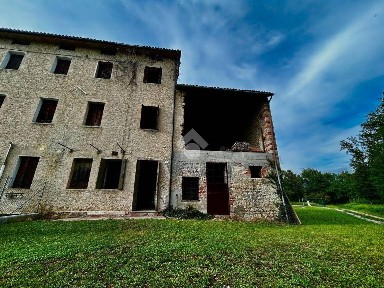 Pieve del Grappa, Via IV novembre, 12