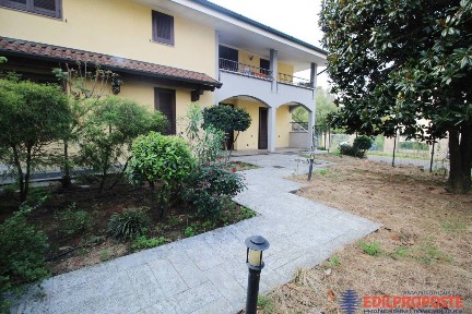 Quadrilocale via Vittorio Veneto, Lazzate