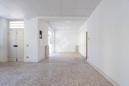 Locale commerciale in Affitto