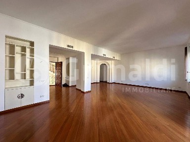 Quadrilocale viale luigi Majno, 35, Palestro, Milano