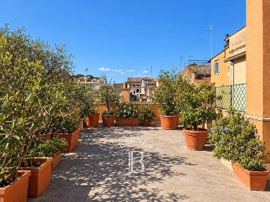 Attico piazza del Teatro di Pompeo, Campo de' Fiori, Roma