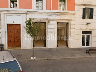 Locale commerciale in Affitto
