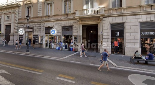 Locale commerciale in Affitto