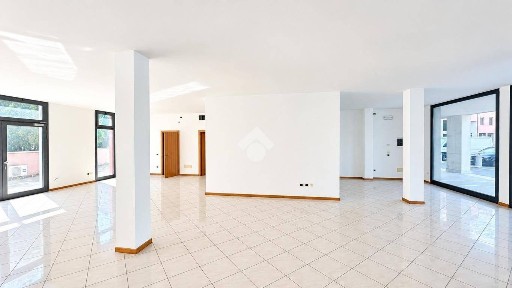 Locale commerciale in Affitto