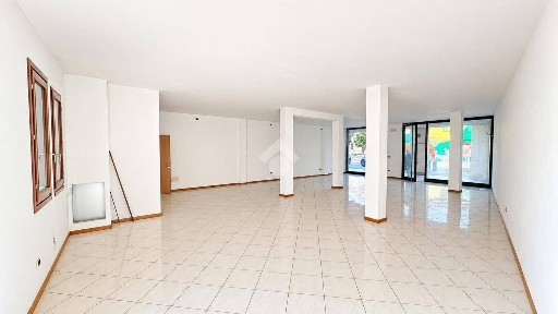 Locale commerciale in Affitto