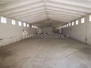 Capannone in Affitto