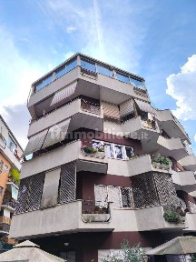 Bilocale buono stato, terzo piano, Tomba di Nerone, Roma