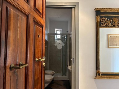Trilocale via dei Serpenti, Monti, Roma