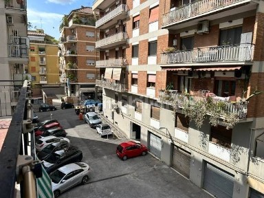 Trilocale buono stato, secondo piano, Appio Latino, Roma