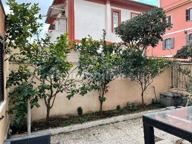 Trilocale ottimo stato, piano terra, Ostia Ponente, Roma