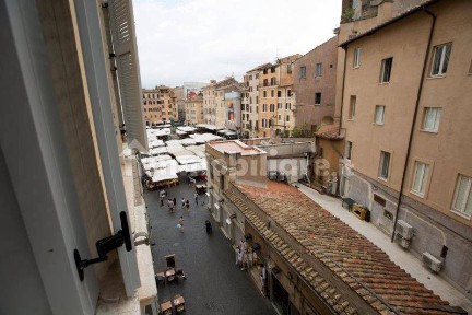 Trilocale vicolo delle Grotte, Campo de' Fiori, Roma