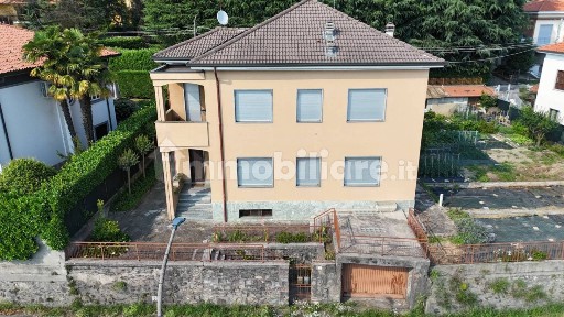 Villa bifamiliare via delle Rose 11, Centro, Besana in Brianza