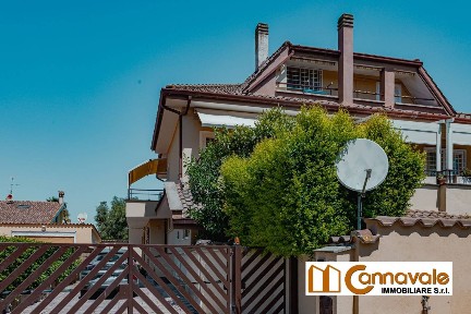 Villa plurifamiliare via Apollonio Pergeo, Casal Palocco, Roma