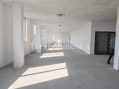 Locale commerciale in Affitto