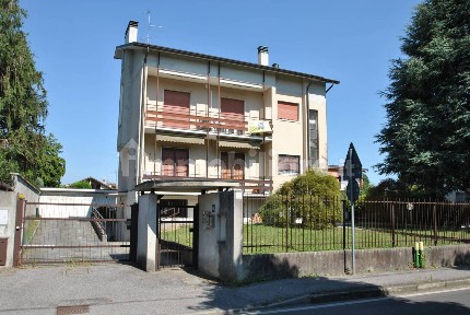 Locale commerciale con laboratorio in Affitto