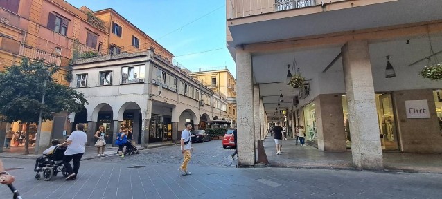 Locale commerciale in Affitto