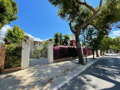 Villa unifamiliare viale Foggia 8, Centro, Manfredonia