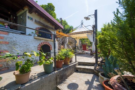Serra Riccò, Via Pernecco