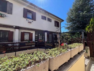 Villa a schiera via delle Pezzelle, Centro, Rocca di Mezzo