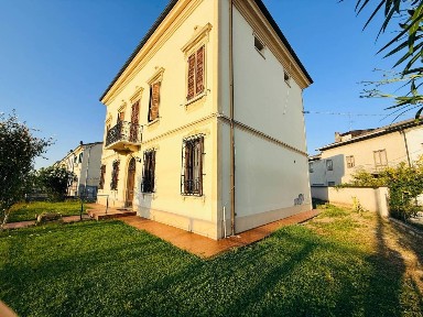 Trilocale ottimo stato, piano terra, Centro, Poggio Rusco